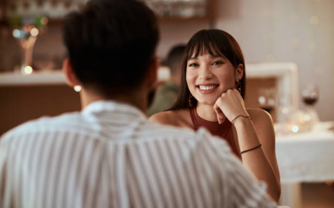 Bạn gái đi ăn toàn gọi salad xong đòi ăn ké, chàng trai tức khí chia tay