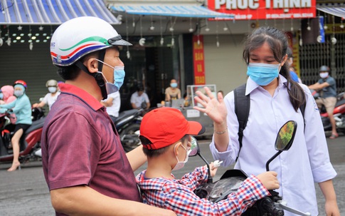 Ngày đầu thi vào lớp 10 THPT ở Hải Phòng giữa dịch COVID-19: Nơi mừng rỡ, chốn khóc òa