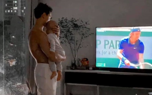 Bố Kim Lý xem gì mà cậu út Leon cũng chăm chú "hóng hớt" theo thế này?