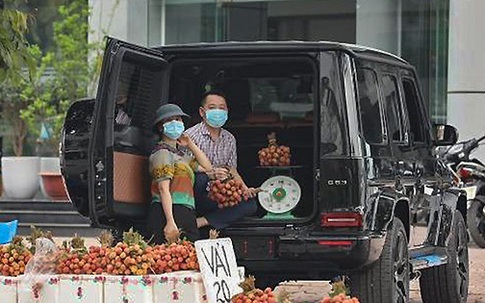 Ngồi siêu xe bán vải thiều, người đàn ông 'làm vì đam mê'