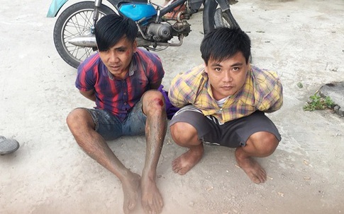 Hai tên trộm lao thẳng xe vào công an rồi nhảy sông hòng thoát thân