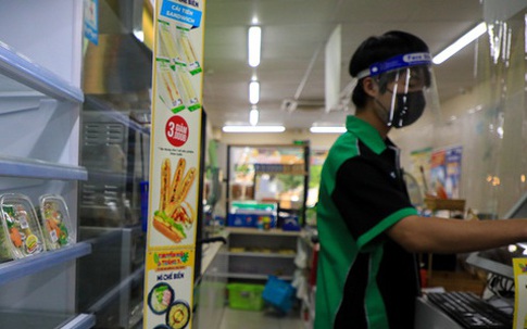 Siêu thị tiện lợi hết đồ ăn mang về từ sớm