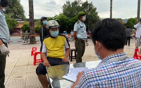 Bị lập biên bản vì ra đường khi không cần thiết, thanh niên giật CMND bỏ chạy
