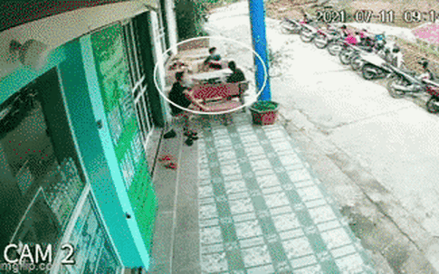 Đang ngồi uống nước, 3 thanh niên thất kinh khi thấy ô tô đỏ không rõ từ đâu bay tới