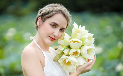 9x ngoại quốc thả hồn cùng áo yếm, hoa sen gây "bão" cộng đồng mạng