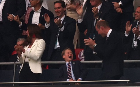 Con trai nhỏ vẫn khiến Hoàng tử William và Công nương Kate bị "lép vế" trong trận Chung kết Euro