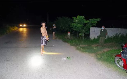 Đi tập thể dục về, cô gái trẻ bất ngờ bị thanh niên lao vào túm tóc, cứa cổ
