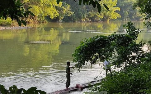 Huy động hàng trăm người đào bùn bới đất tìm chủ homestay bị nước xoáy cuốn trôi