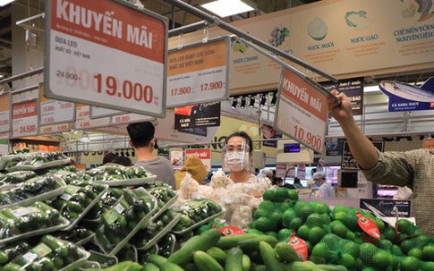 Siêu thị thưa khách, vẫn giới hạn mua sắm trong 10 phút