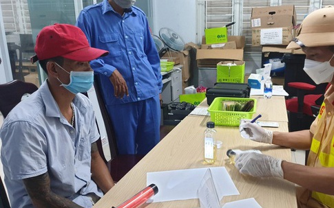Lái xe đầu kéo phê ma túy, "thông chốt" kiểm dịch