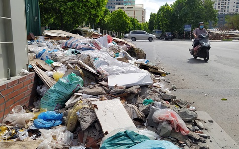 Hà Nội: Vỉa hè KĐT Nam Trung Yên biến thành bãi rác khiến người dân bức xúc