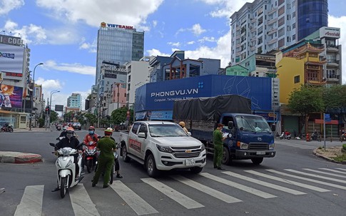 Chở bạn gái từ quận Quận 7 sang Quận 3 mua thực phẩm, thanh niên bị phạt 2 triệu đồng