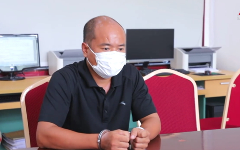 Thông chốt kiểm soát bất thành, người đàn ông dùng tay đánh vào mặt CSGT