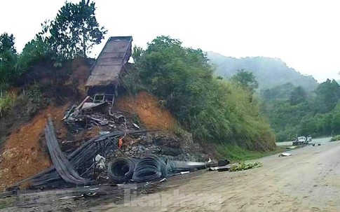 Xe đầu kéo đâm vào taluy đường bốc cháy, lái xe tử vong