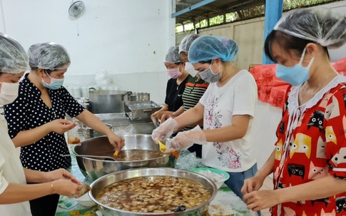 Giáo viên "gác" nghỉ hè, cùng nhau nấu cơm ủng hộ tuyến đầu chống dịch