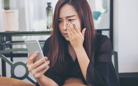 Sáng cuối tuần đang ngủ nướng, tôi giật mình nghe tiếng chuông điện thoại, đọc tin nhắn bố chồng gửi cho chồng mà cay mắt muốn khóc