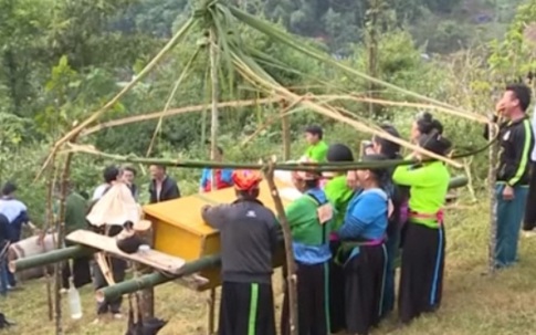 Phá bỏ thành trì hủ tục trong tang ma của đồng bào người Mông
