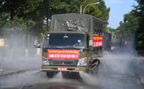 Bình Dương phun khử khuẩn diện rộng, tiêm vắc xin trên địa bàn toàn tỉnh