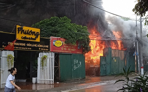 Hà Nội: Cháy lớn kho hàng điện tử trong ngày đầu giãn cách xã hội