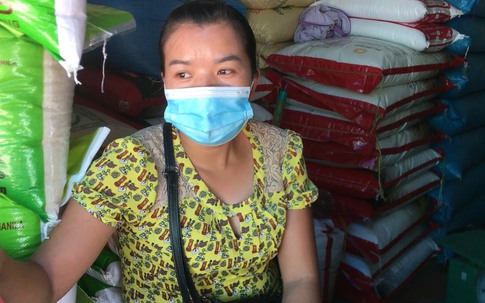 Cận cảnh người dân Hà Nội đi chợ bằng tem phiếu do dịch COVID-19