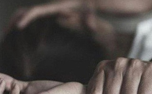 Cô gái bị cưỡng hiếp trong phòng trọ
