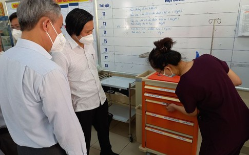 Tổ công tác Bộ Y tế tư vấn chăm sóc người nhiễm COVID-19 ở khu cách ly của Tân Phú