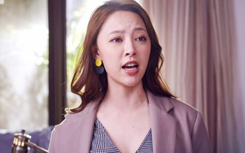 Gặp bố chồng đi cùng gái trẻ, tôi chụp lại mách mẹ chồng rồi tái mặt trước sự thật