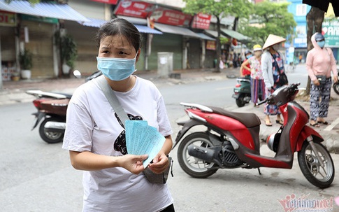 Hà Nội: Cầm thẻ, căn giờ, bịt kín ra chợ, mua nhanh về liền