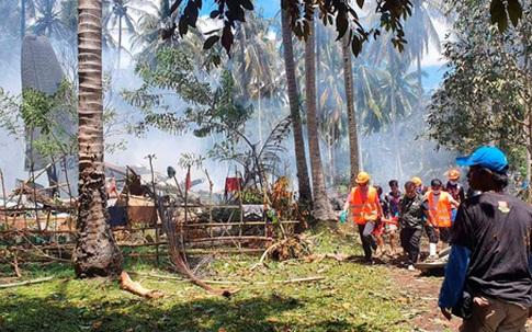 Toàn cảnh hiện trường vụ rơi máy bay thảm khốc khiến ít nhất 50 người thiệt mạng ở Philippines