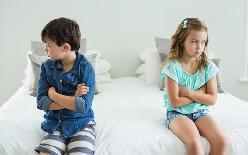 Những câu nói gây chia rẽ tình anh chị em của trẻ