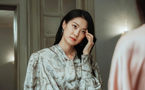 Nhà có khách mà mẹ chồng cứ chọc đũa ngoáy bát canh, tôi ghé tai góp ý thì bà chửi ầm lên