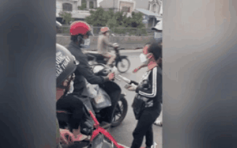 Người phụ nữ đi dép lê phát tiền cho người dân trên đường về quê