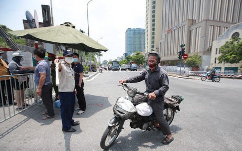 Hà Nội: Phẫn nộ người đàn ông say rượu dùng kiếm đuổi đánh cán bộ chốt kiểm soát dịch