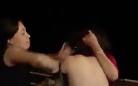 Người phụ nữ tố bị lột quần áo giữa đường