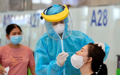 5 ngày ho, mệt mỏi, người phụ nữ Hà Nội phát hiện dương tính, Thủ đô công bố 35 ca COVID-19 trong một buổi sáng