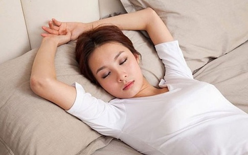 Phụ nữ khi ngủ, kiên trì giữ tư thế này sẽ giúp giảm cân, ngừa bệnh phụ khoa và cải thiện giấc ngủ