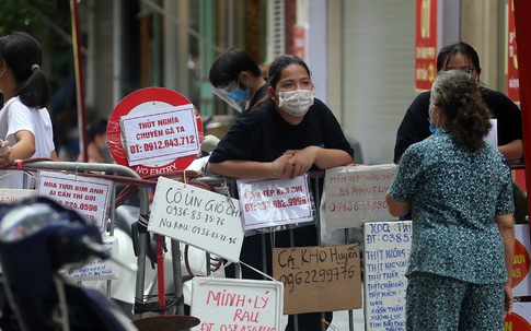 Hà Nội: Người phố cổ mua đồ ở "chợ nhà giàu" bằng cách độc lạ ngay hàng rào barie