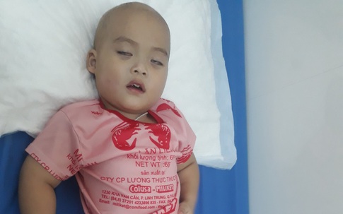 Xót xa hoàn cảnh bé trai 2 tuổi mờ hai mắt vì căn bệnh u não
