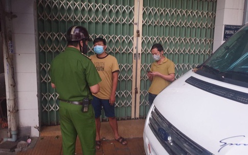 Đi bộ ra khỏi nhà 500 m, hai thanh niên bị phạt 15 triệu đồng