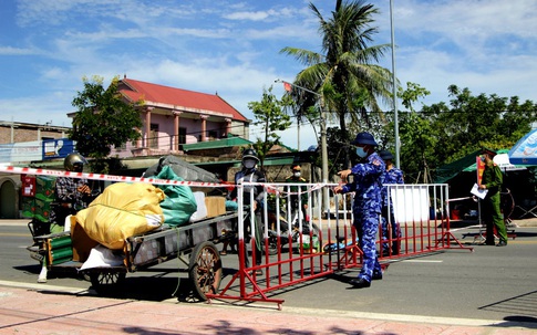 Căng mình bám chốt dịch dưới thới tiết nắng nóng gay gắt