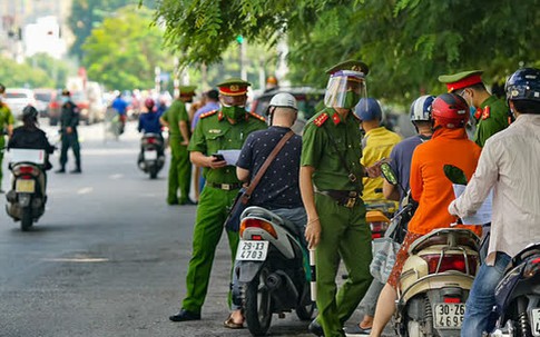 Phát lộ hàng trăm ngàn khẩu trang y tế không rõ nguồn gốc, Hà Nội vẫn có 22 người không chịu đeo khẩu trang