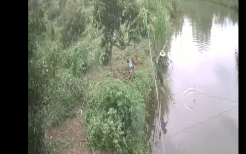 Thót tim cảnh cứu sống cháu bé chìm giữa hồ nước