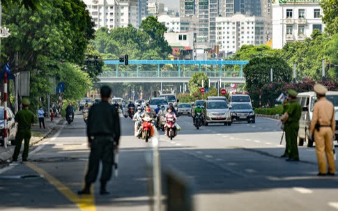 Hà Nội: Bị tạm hoãn xuất cảnh, 2 thanh niên Ấn Độ vẫn vô tư "thông chốt"