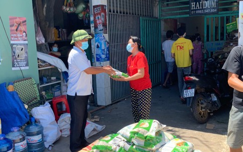 Bình Dương cung ứng thực phẩm cho người dân ở 11 phường thực hiện 'khóa chặt'