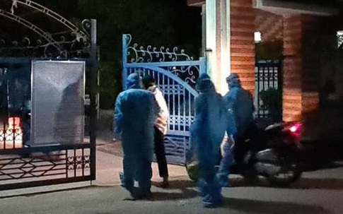 Nghệ An: Người phụ nữ cởi quần áo, chống đối không đi cách ly