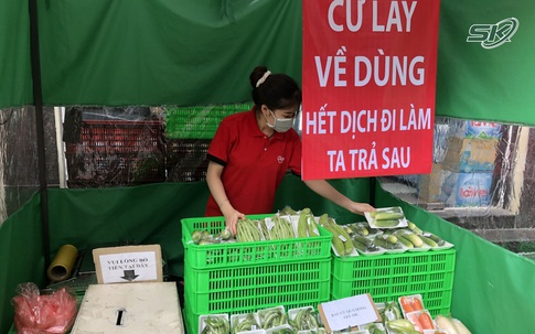 “Cửa hàng giãn cách không người bán” đồng giá 10k, người khó khăn ở Hà Nội cứ đến lấy về dùng, tiền trả “lúc nào cũng được”