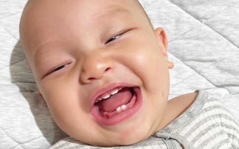 Leon nhà Hồ Ngọc Hà đang ngủ vẫn không quên "tấu hài", để lộ hàm răng sữa mới nhú siêu yêu