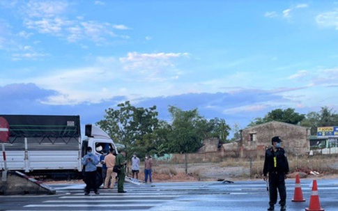 Xe tải tông vào dải phân cách, 2 thanh niên chết thảm