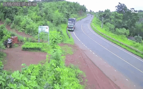 Khoảnh khắc tài xế buồn ngủ khiến xe tải chở đầy gạo mất lái đâm lề đường, lật nghiêng đầy kinh hãi