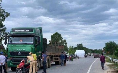 Cô giáo chết thảm dưới bánh xe đầu kéo